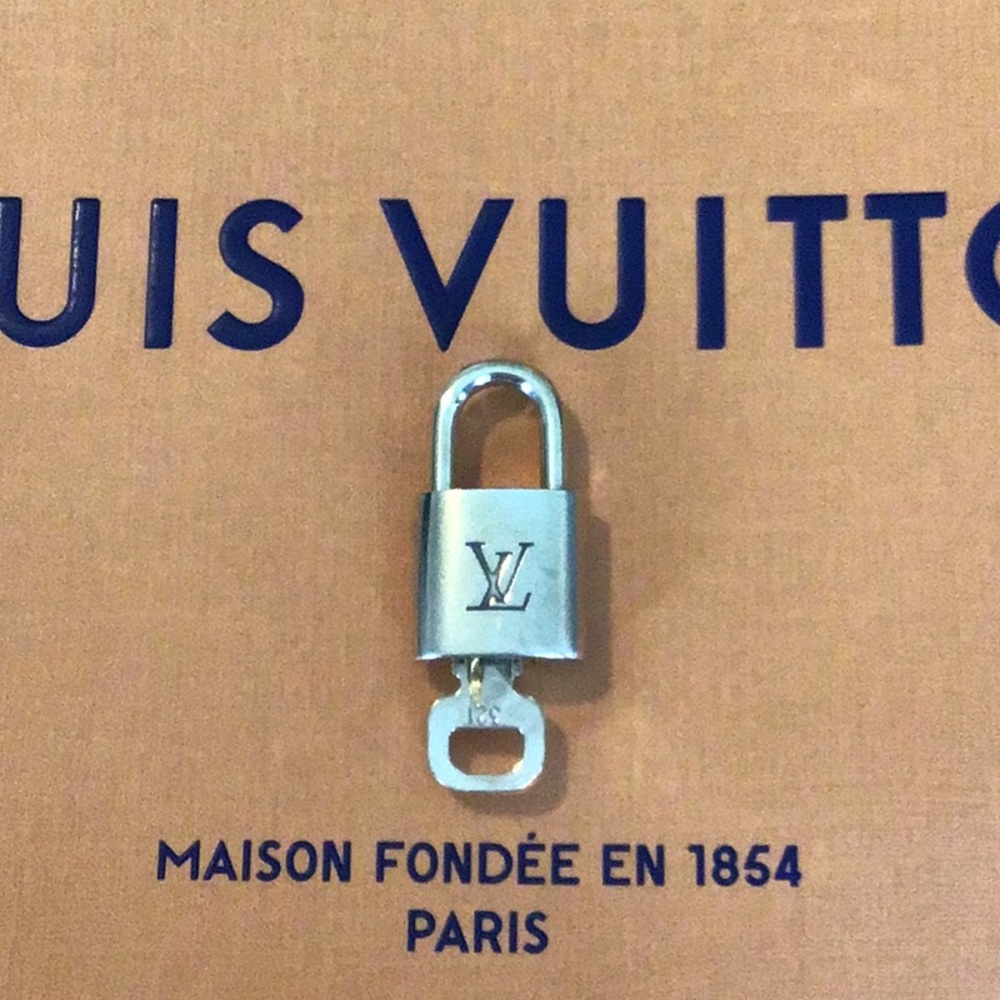 Louis Vuitton Lock & Key N.321